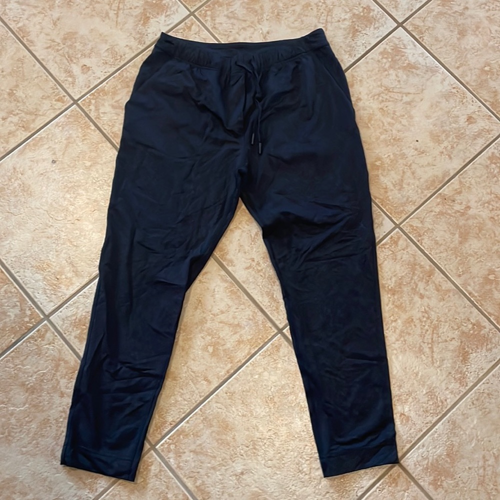 Lululemon Joggers - Size 6 - Black with very light camo/croc patterning